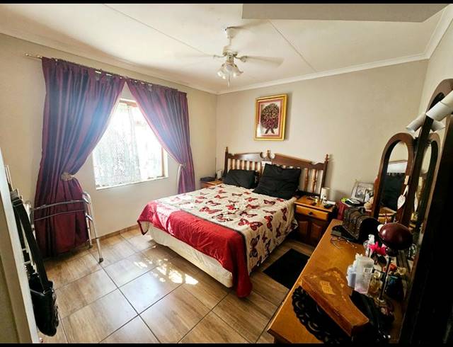 3 BEDROOM HOUSE FOR SALE IN VAKANSIEPLAAS